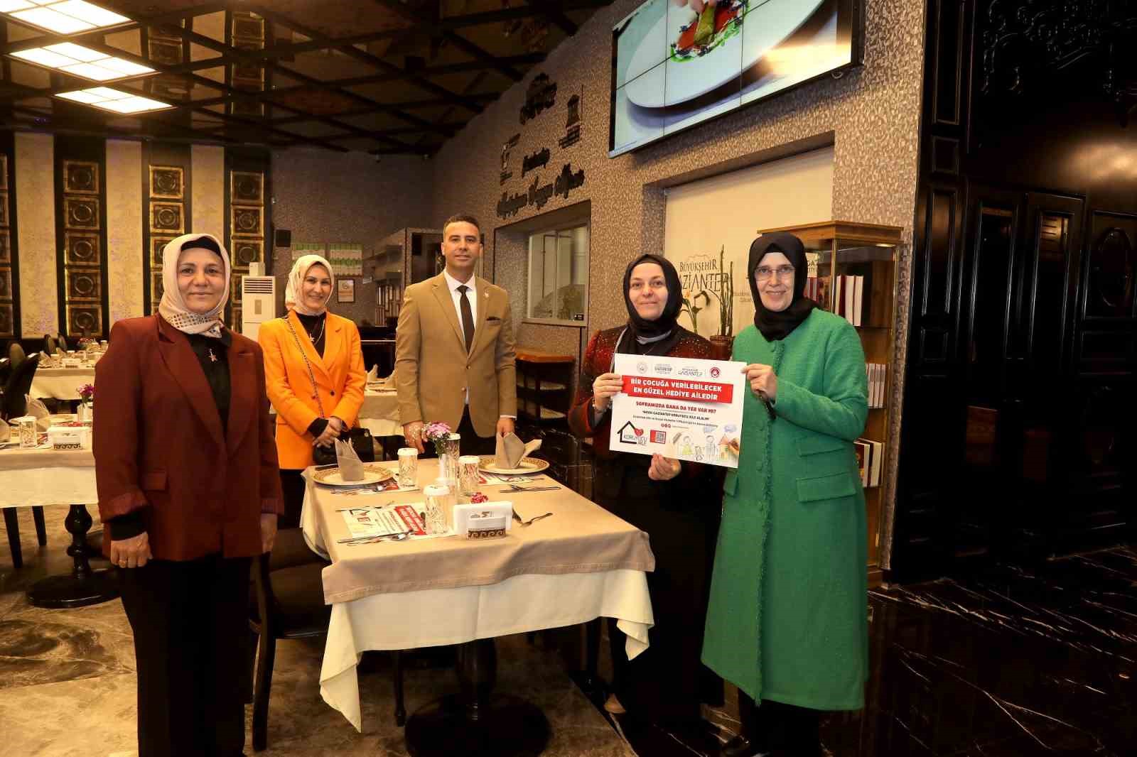 "Haydi Gaziantep Koruyucu Aile Olalım" ve "Sofranda Bana da Yer Var mı" temalı yemek altlıkları tanıtıldı
