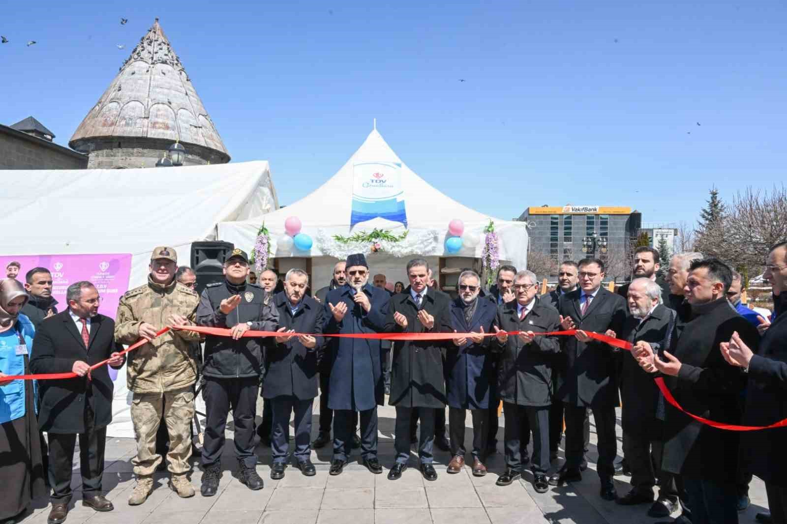 Hayır çarşısı bu kez  "İki İnsan Bir Hayat" için açıldı
