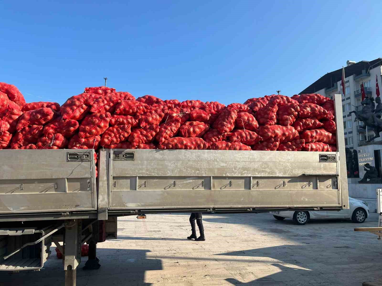 Hayır için dağıtılan tonlarca soğan bir saatte tükendi

