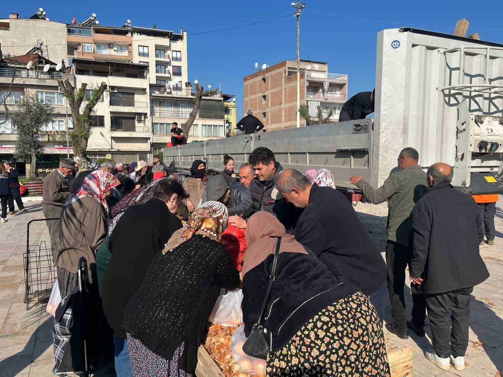 Hayır için dağıtılan tonlarca soğan bir saatte tükendi
