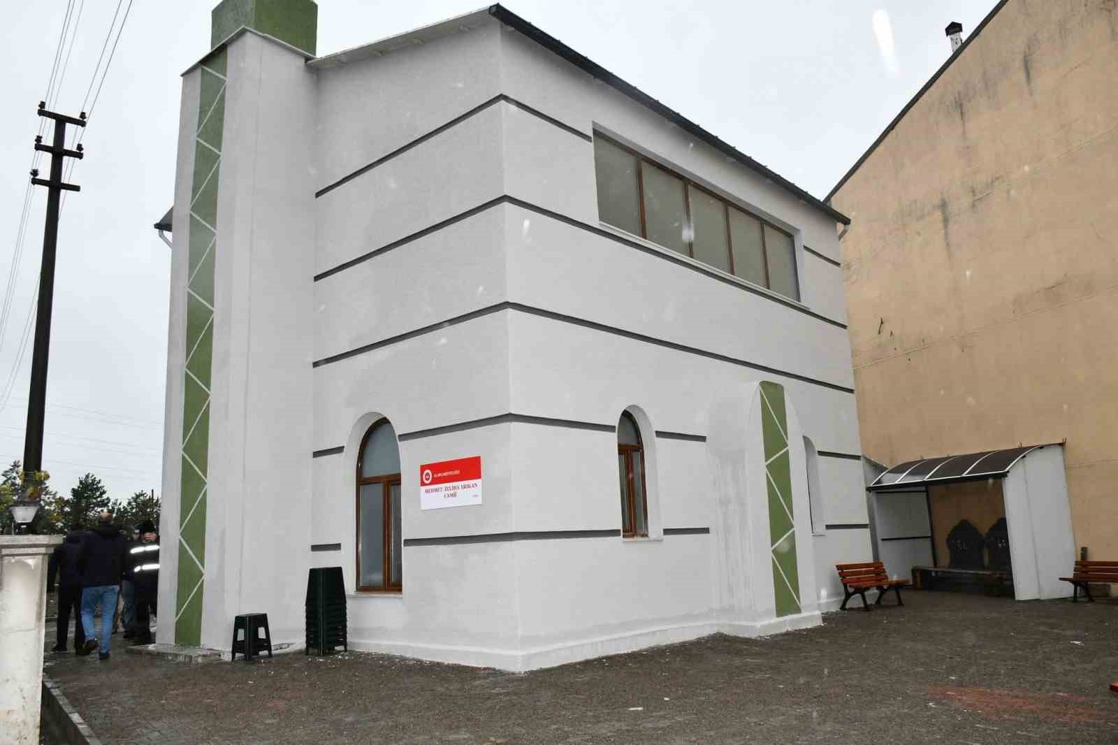 Hayırsever iş insanı babası adına cami yaptırdı
