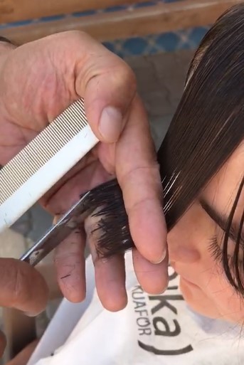 Hayırsever kuaför köylere gidip kız çocuklarını ücretsiz tıraş ediyor
