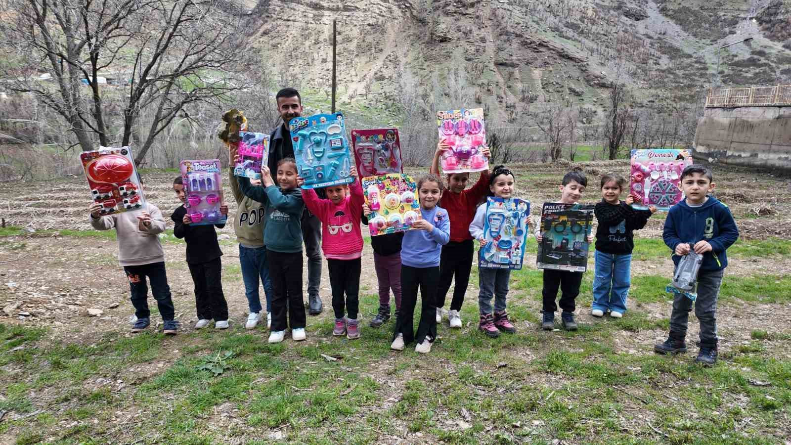 Hayırsever polisten binlerce öğrenciye anlamlı destek
