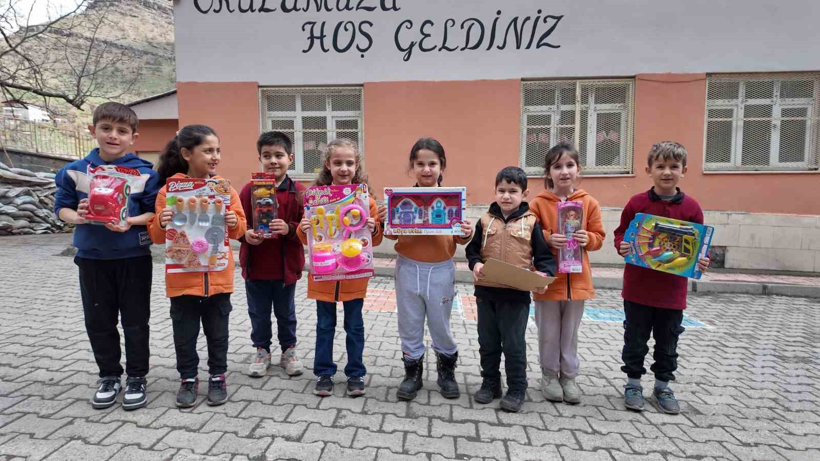 Hayırsever polisten binlerce öğrenciye anlamlı destek
