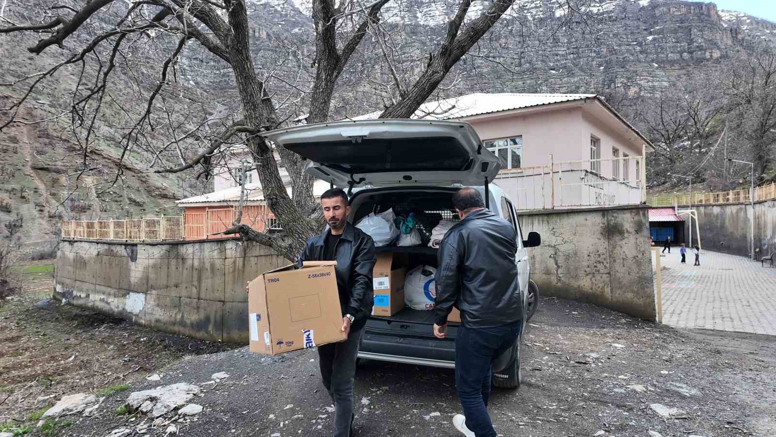 Hayırsever polisten binlerce öğrenciye anlamlı destek

