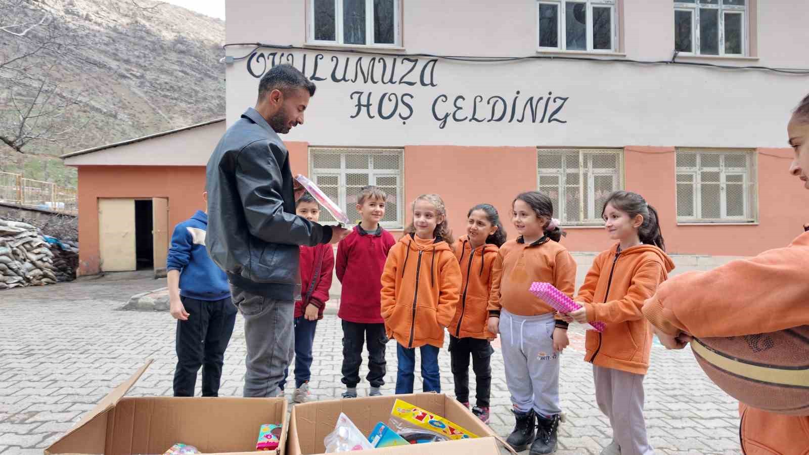 Hayırsever polisten binlerce öğrenciye anlamlı destek
