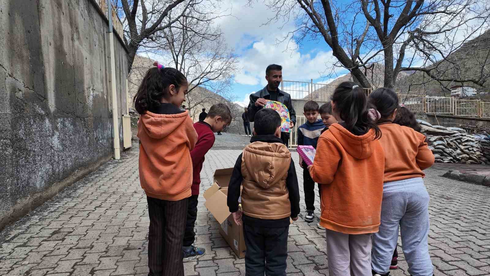 Hayırsever polisten binlerce öğrenciye anlamlı destek
