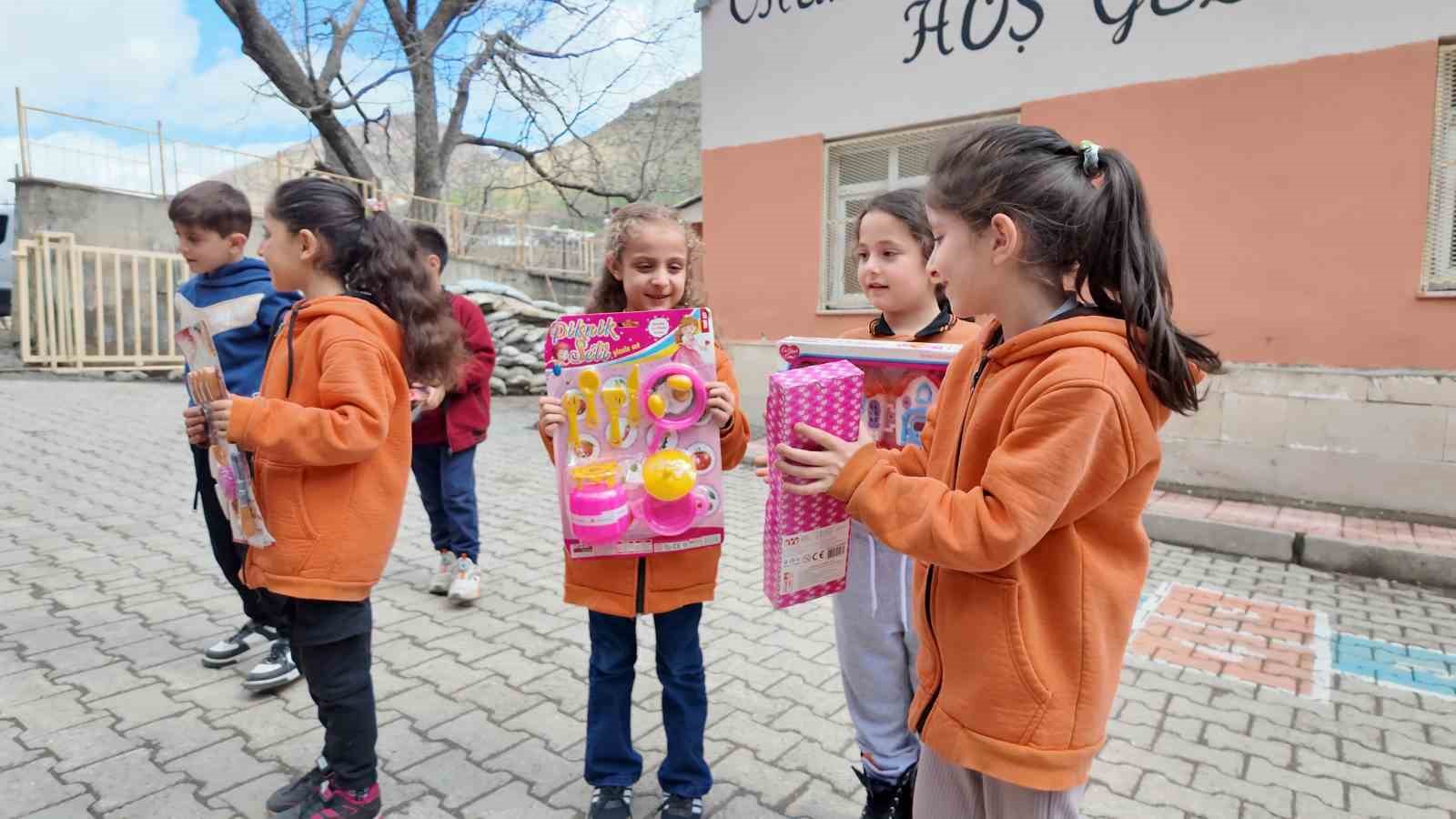 Hayırsever polisten binlerce öğrenciye anlamlı destek
