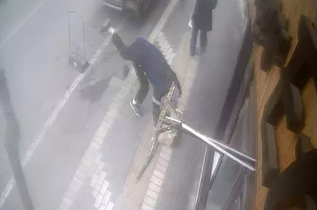 Hayrabolu’da beton dubaya takılan vatandaşın zor anları kamerada
