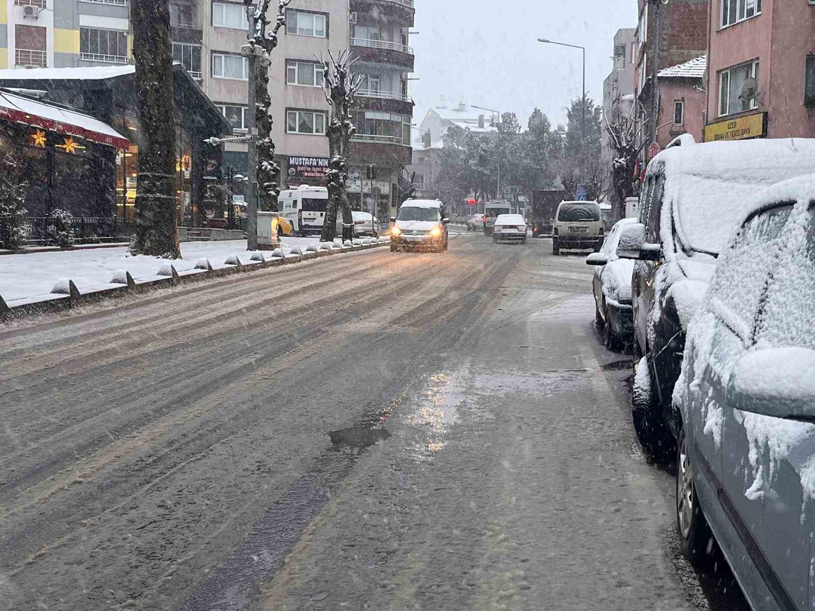 Hayrabolu’da kar yağışı etkisini artırdı: Taşımalı eğitime 1 gün ara verildi
