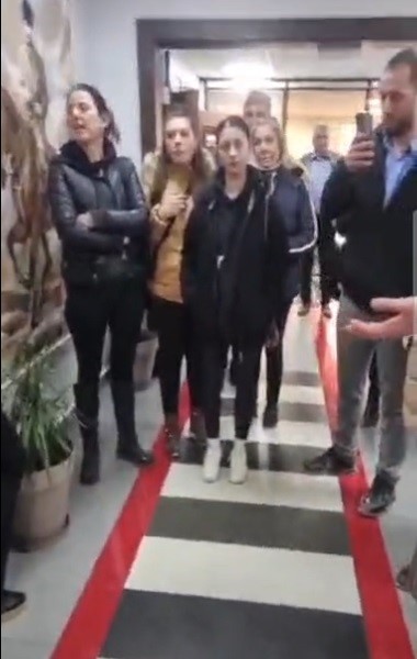 Hayvan barınağındaki şok görüntüler sonrası hayvanseverler belediyeyi bastı
Hayvan barınağındaki şok görüntüler sonrası hayvanseverler belediyeyi bastı