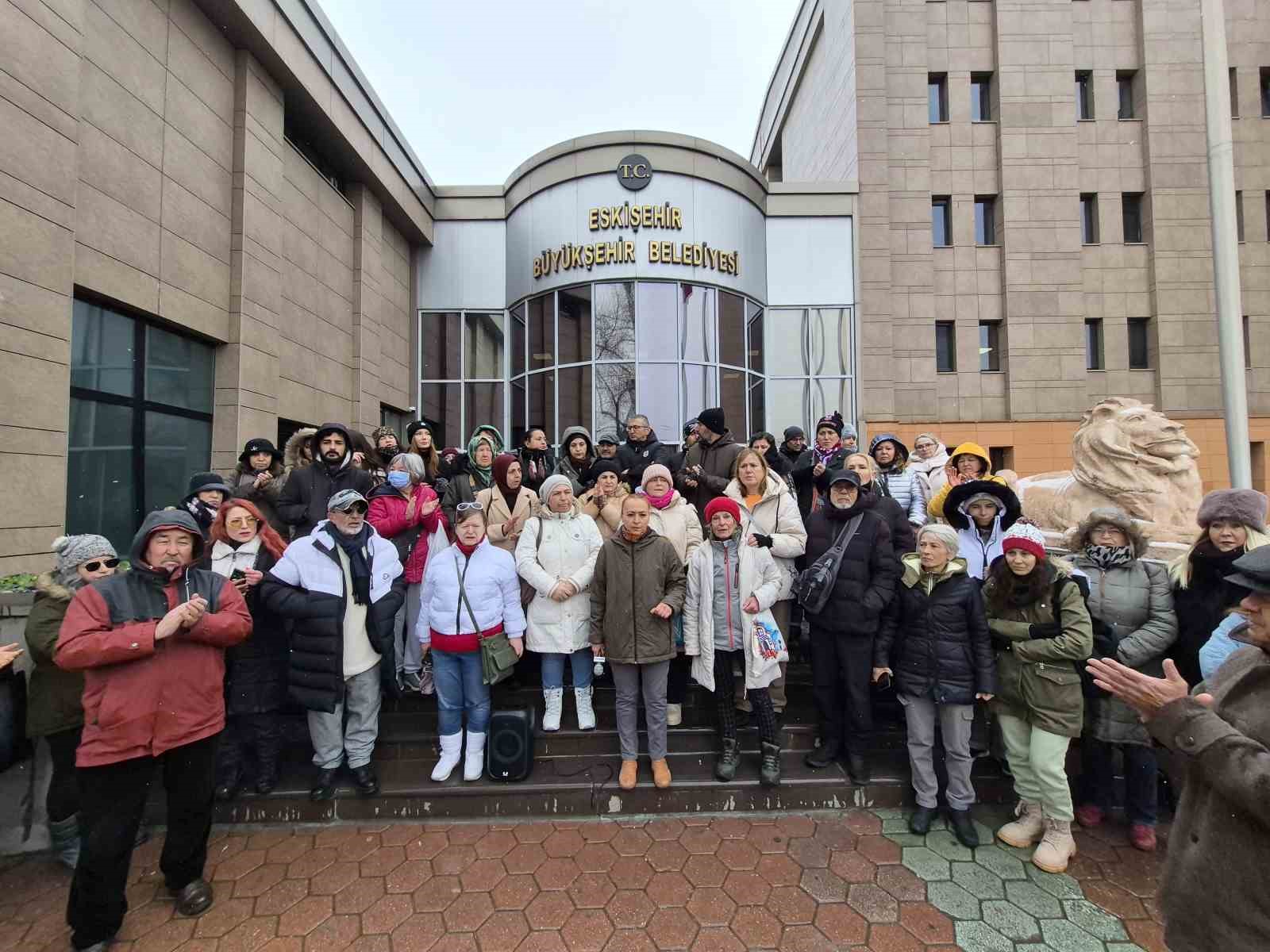 Hayvanseverler, Eskişehir Büyükşehir Belediyesi’nin önünde eylem yaptı
