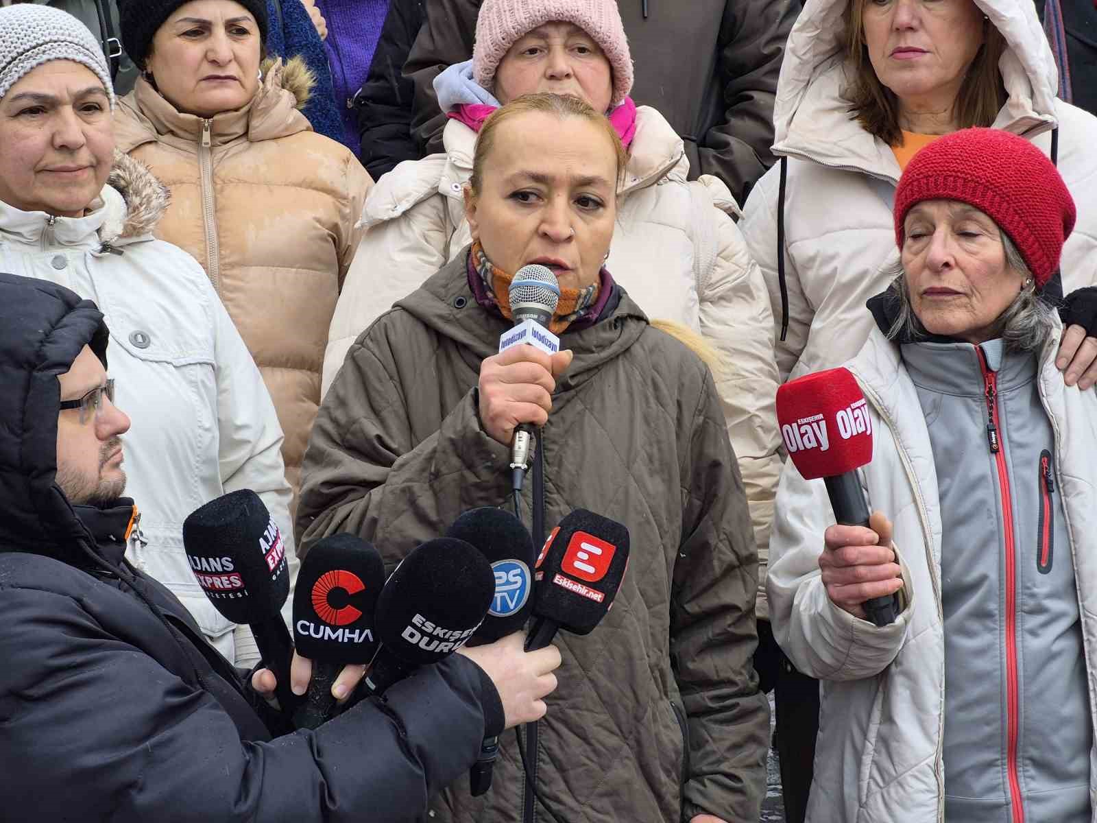 Hayvanseverler, Eskişehir Büyükşehir Belediyesi’nin önünde eylem yaptı
