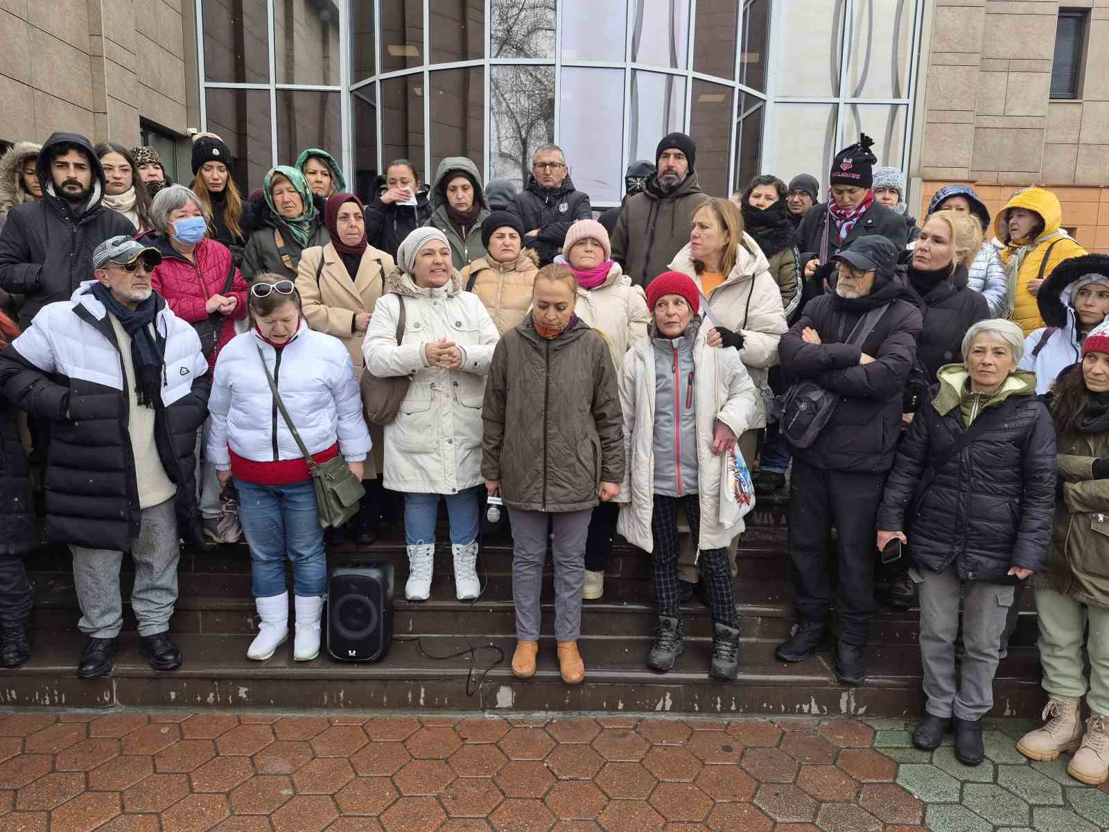 Hayvanseverler, Eskişehir Büyükşehir Belediyesi’nin önünde eylem yaptı
