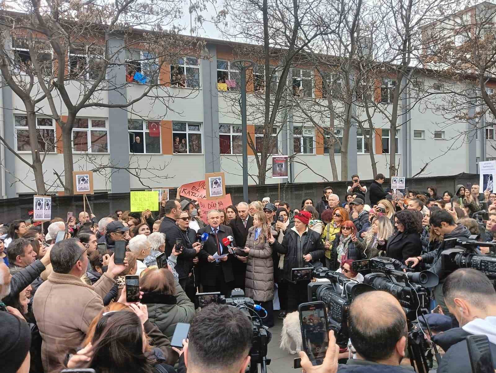 Hayvanseverlerden metroda belediye görevlilerince öldürüldüğü iddia edilen köpek için ABB’ye tepki
