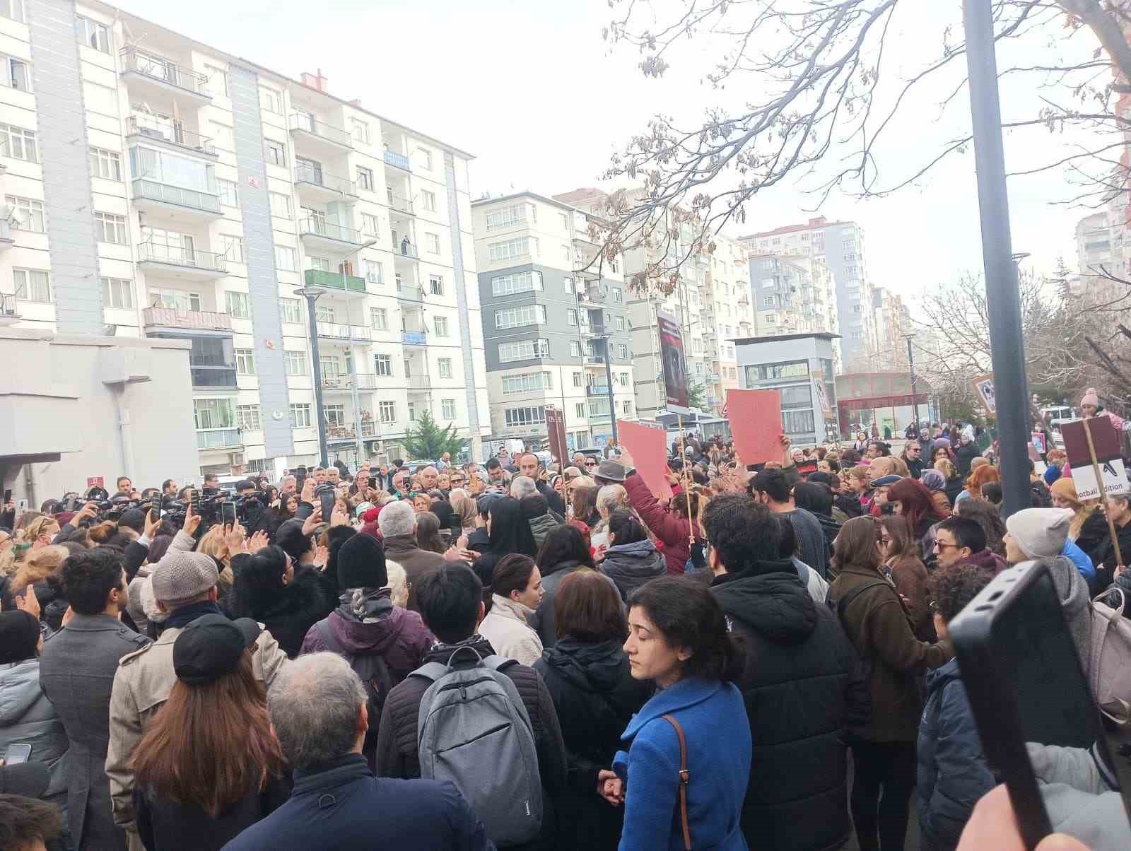 Hayvanseverlerden metroda belediye görevlilerince öldürüldüğü iddia edilen köpek için ABB’ye tepki
