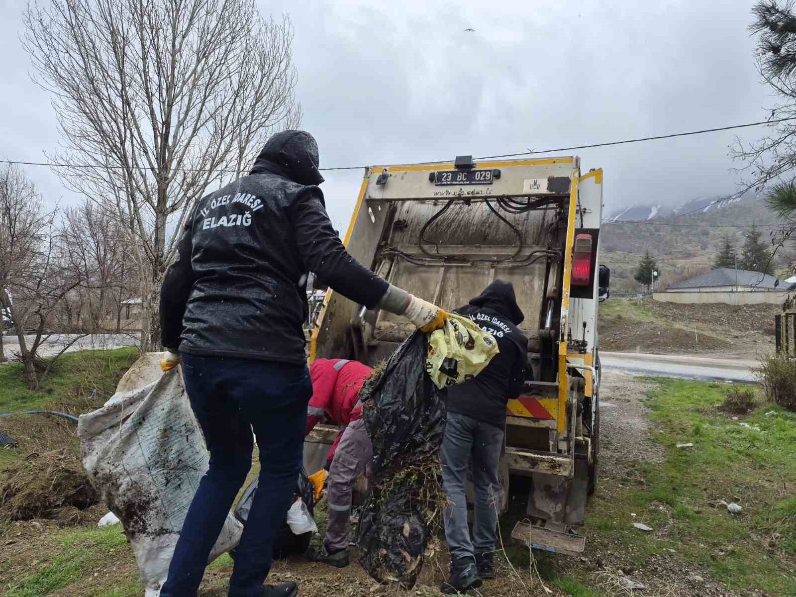 Hazar Gölü sahilindeki kirliliğe müdahale: 10 ton çöp toplandı
