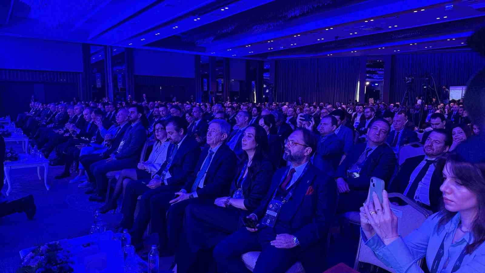 Hazine ve Maliye Bakanı Şimşek: "Vatandaşlarımızın yastık altında 640 milyar doları olduğu tahmin ediliyor"
