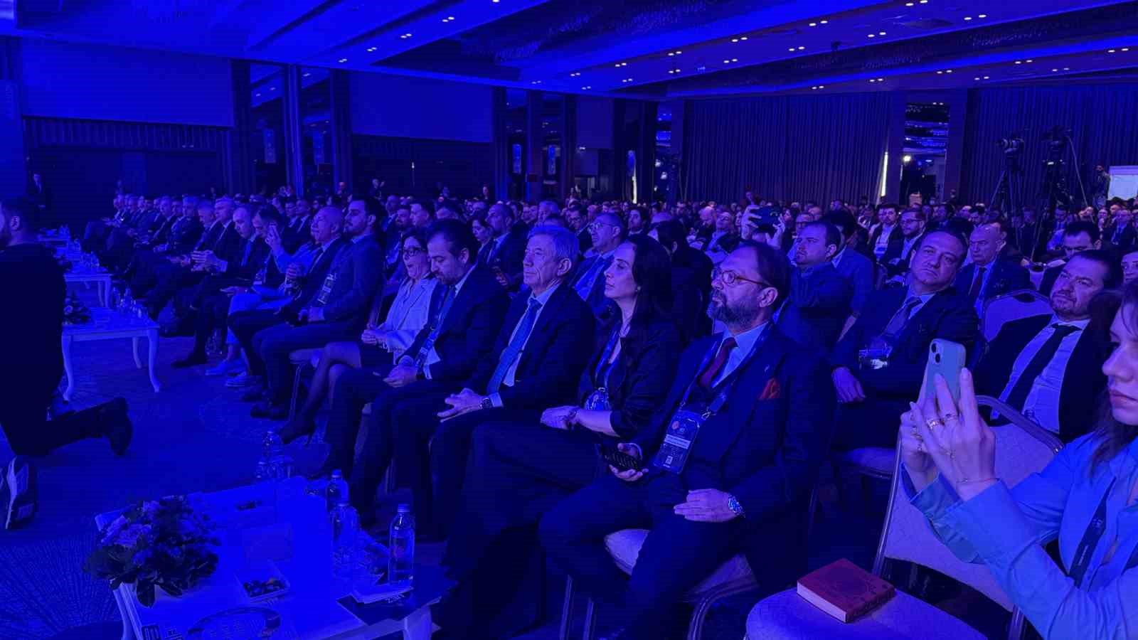 Hazine ve Maliye Bakanı Şimşek: "Vatandaşlarımızın yastık altında 640 milyar doları olduğu tahmin ediliyor"
