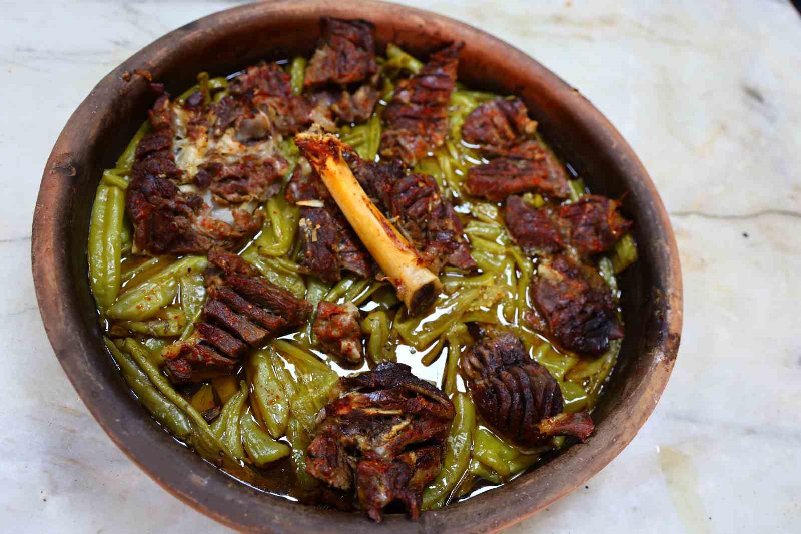 Hazırlanışı 5 dakika pişmesi 5 saat: Tescilli lezzet Ramazan ayında yoğun ilgi görüyor
Hazırlanışı 5 dakika pişmesi 5 saat: Tescilli lezzet Ramazan ayında yoğun ilgi görüyor