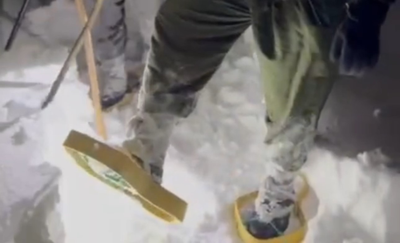 Hedik giyen köylülerin karda zorlu mücadelesi
