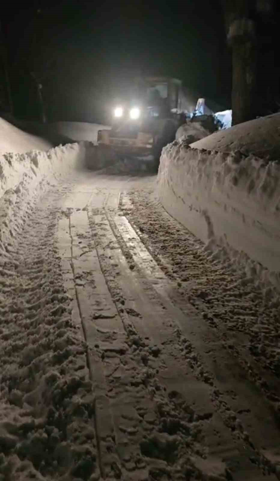 Hedik giyen köylülerin karda zorlu mücadelesi
