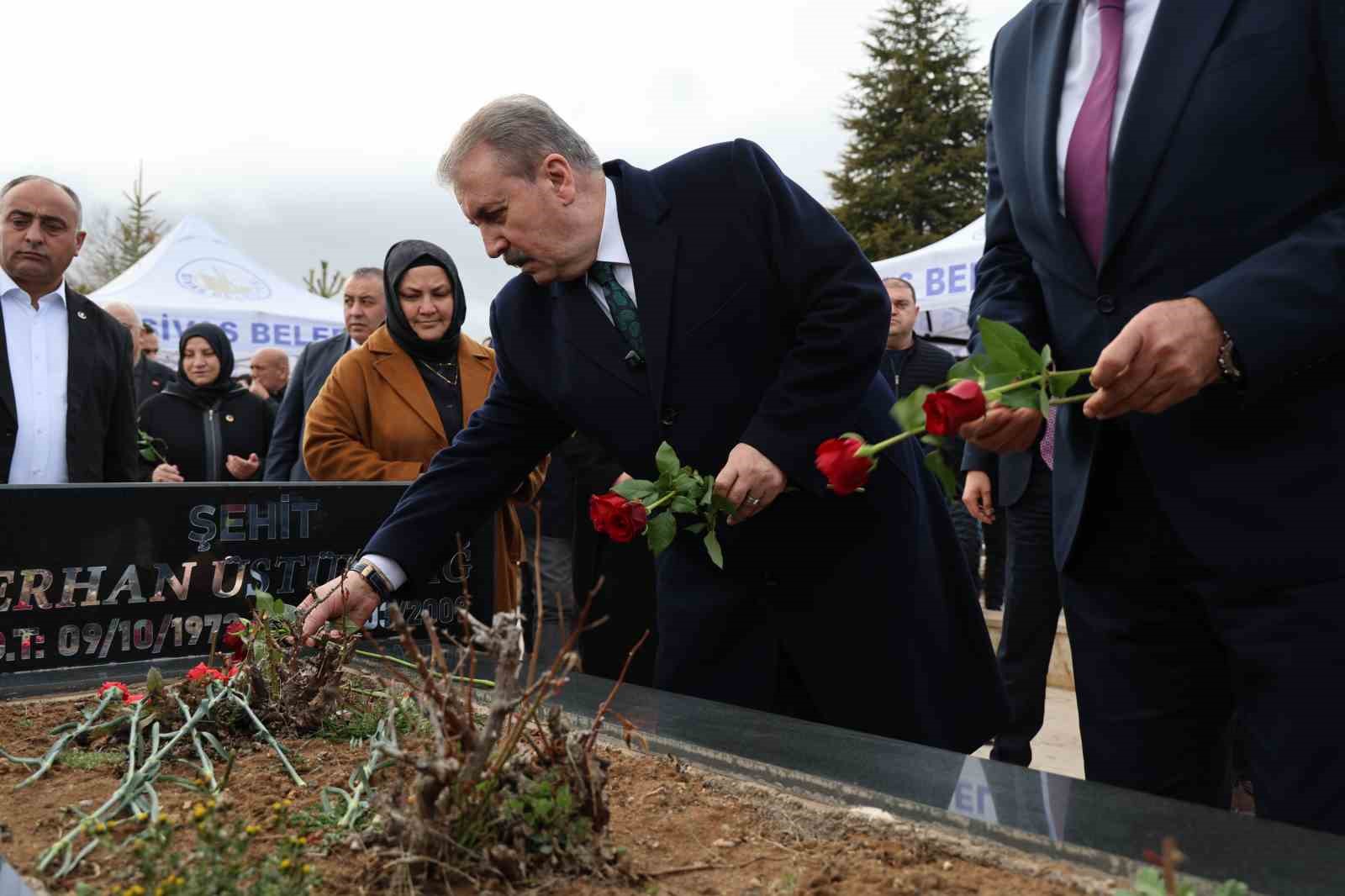 Helikopterin düşmesi sonucu BBP Genel Başkanı Muhsin Yazıcıoğlu ile birlikte hayatını kaybeden İsmail Güneş ve 4 kişi mezarları başında anıldı
Helikopterin düşmesi sonucu BBP Genel Başkanı Muhsin Yazıcıoğlu ile birlikte hayatını kaybeden İsmail Güneş ve 4 kişi mezarları başında anıldı