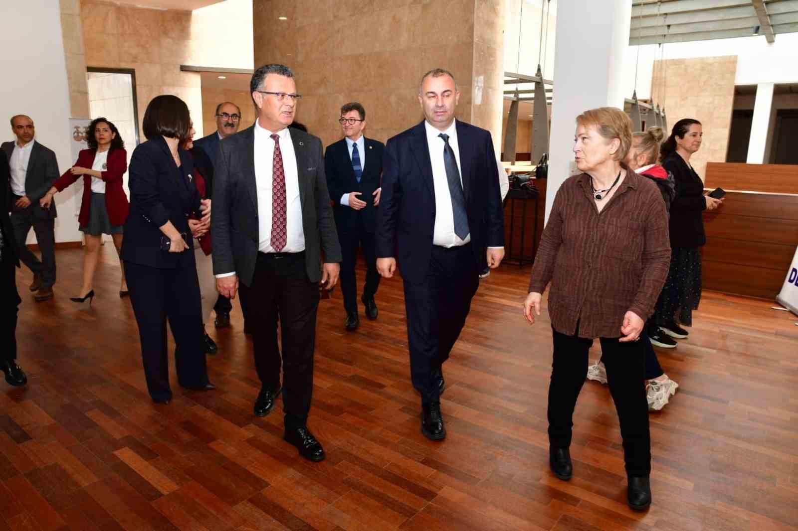 Hem ablasını hem umut sergisini yalnız bırakmadı
