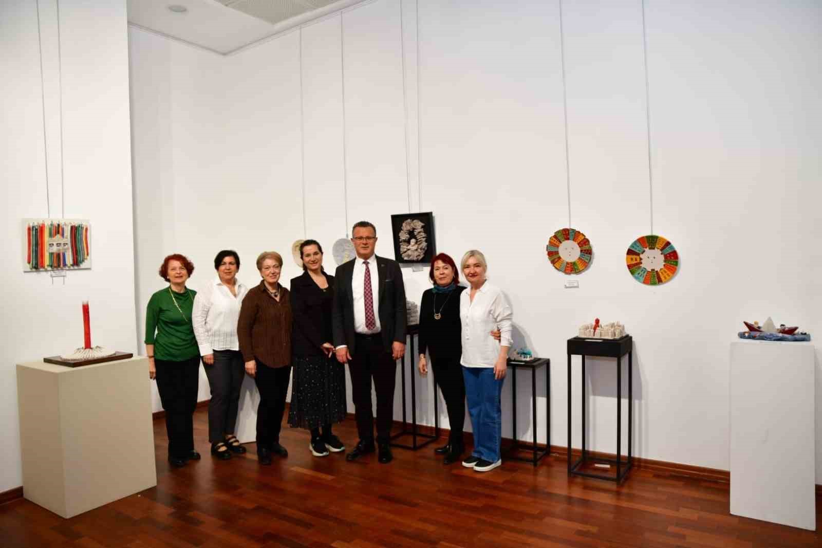 Hem ablasını hem umut sergisini yalnız bırakmadı
