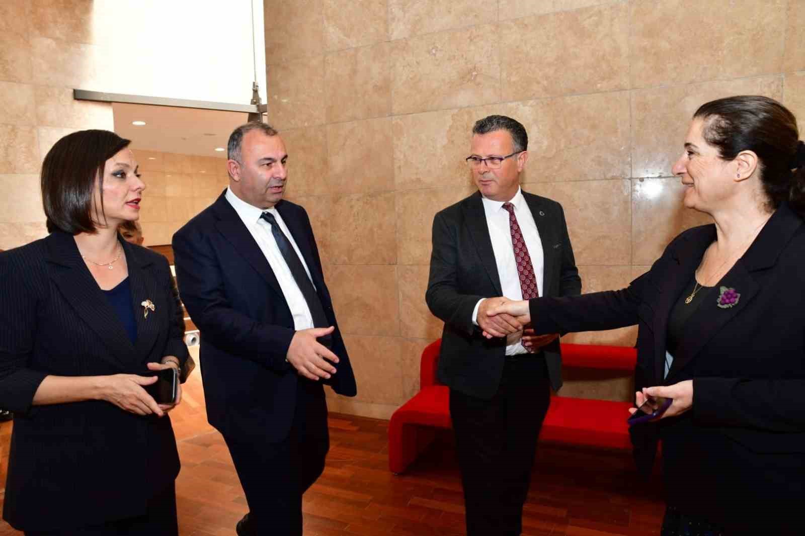 Hem ablasını hem umut sergisini yalnız bırakmadı
