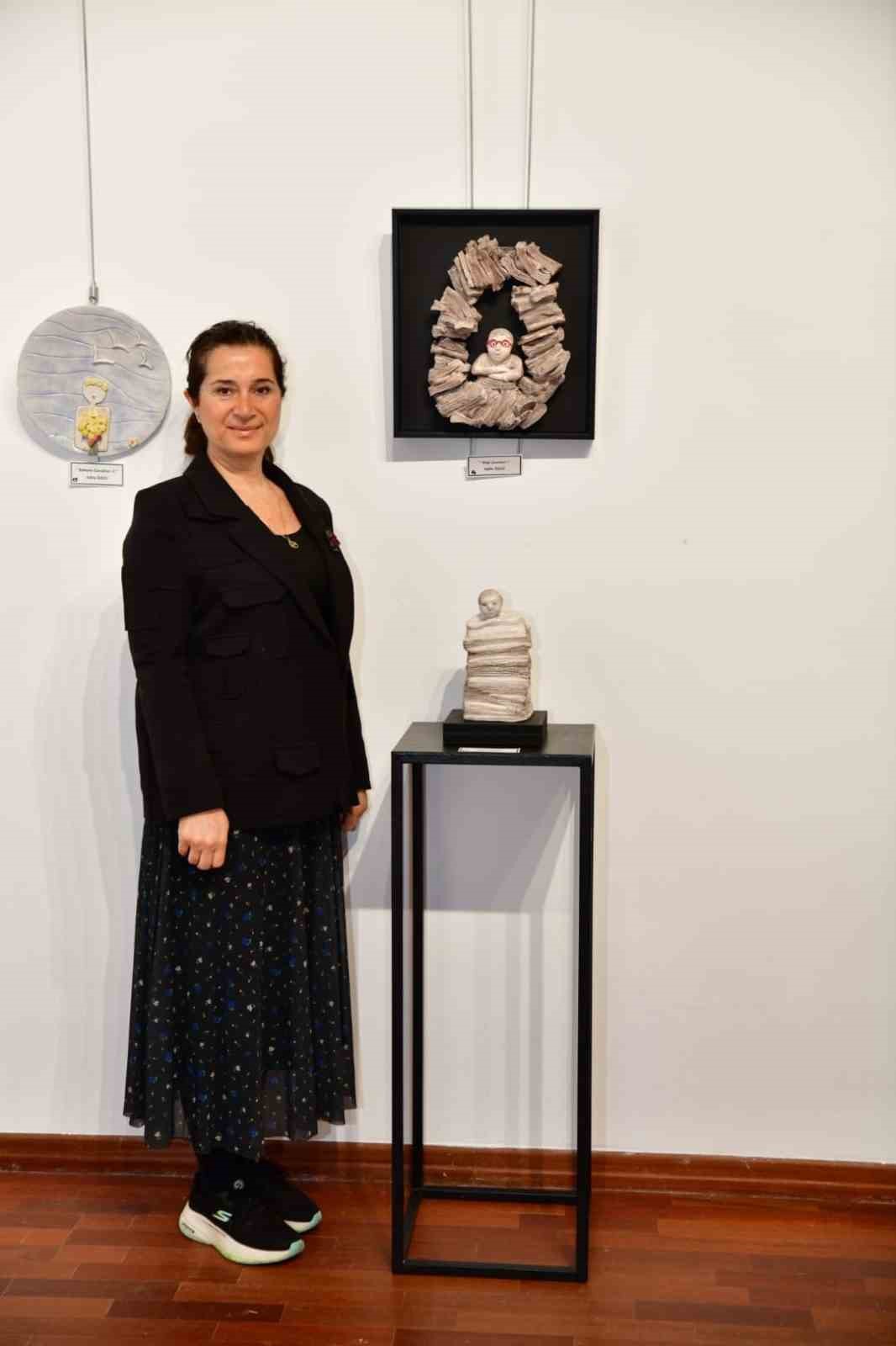 Hem ablasını hem umut sergisini yalnız bırakmadı
