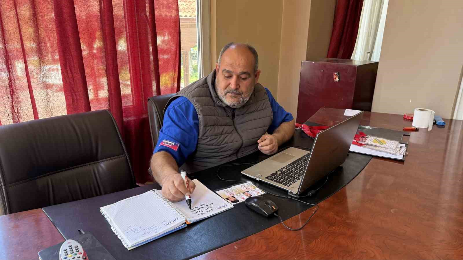 Hem başkan, hem teknik direktör, hem de malzemeci
