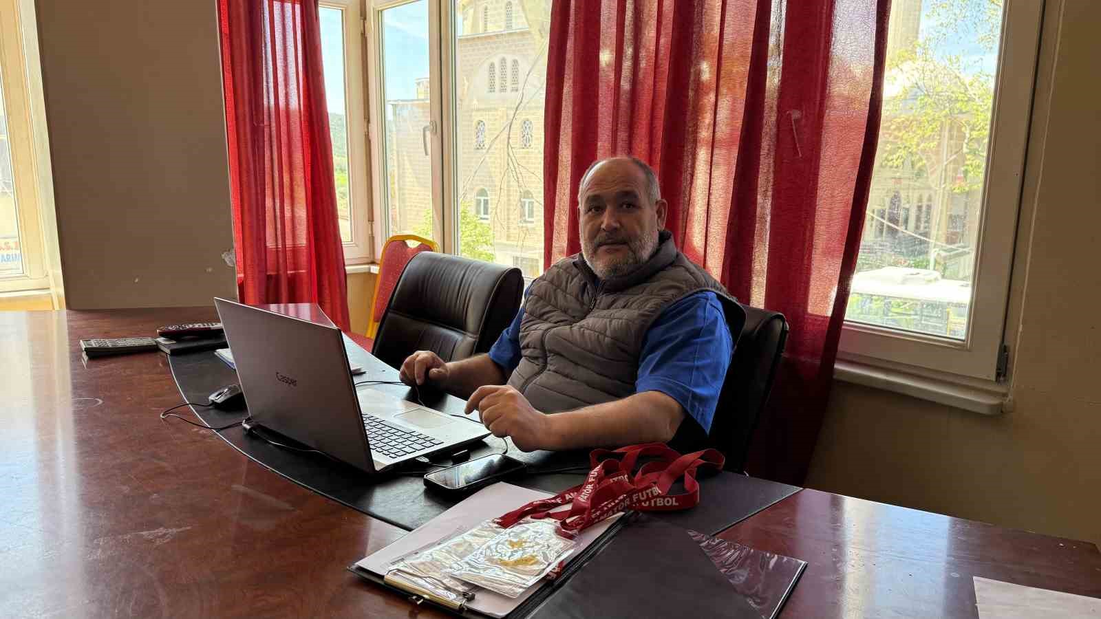 Hem başkan, hem teknik direktör, hem de malzemeci
