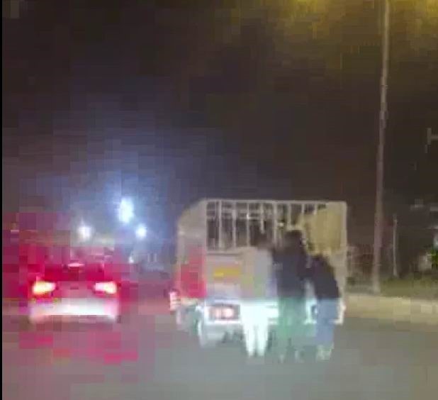 Hem canlarını hem trafiği tehlikeye attılar
