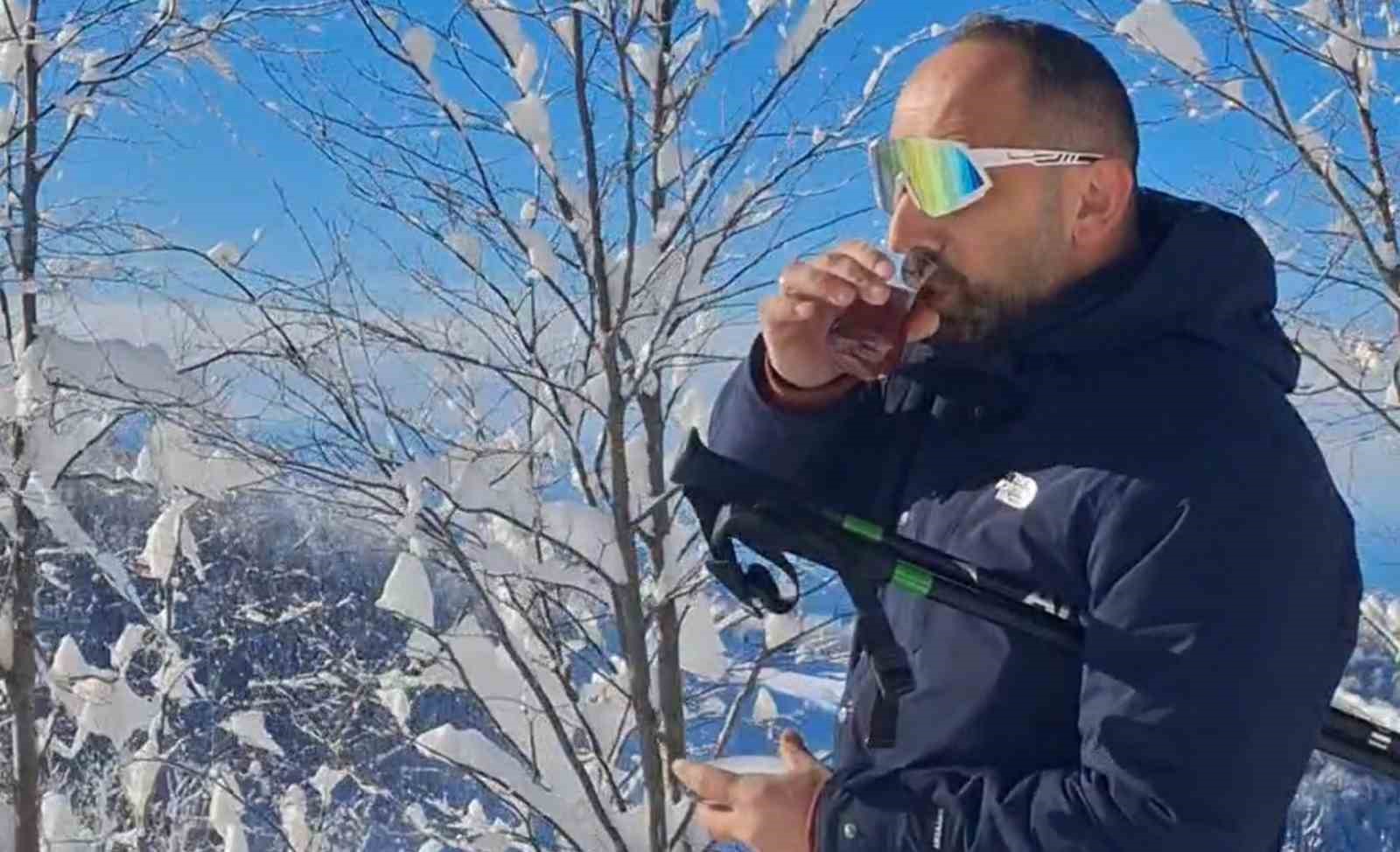Hem çay içti hem karda kaydı

