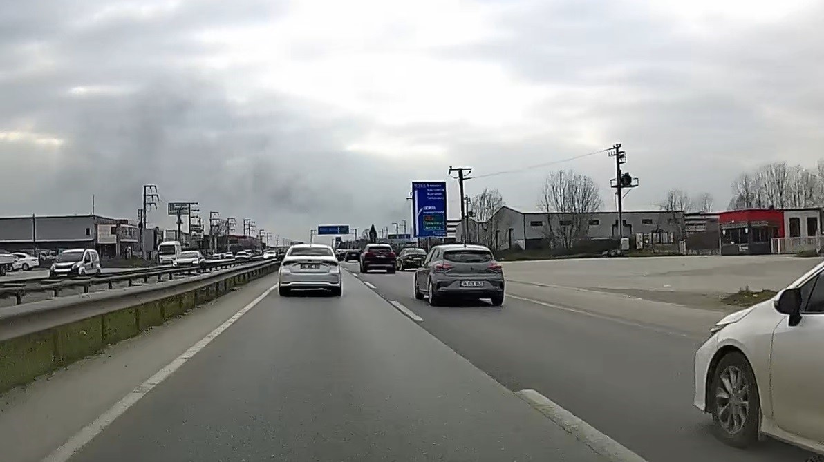 Hem kendi canını hem de diğer sürücülerin canını tehlikeye attı: O anlar araç kamerasına yansıdı
