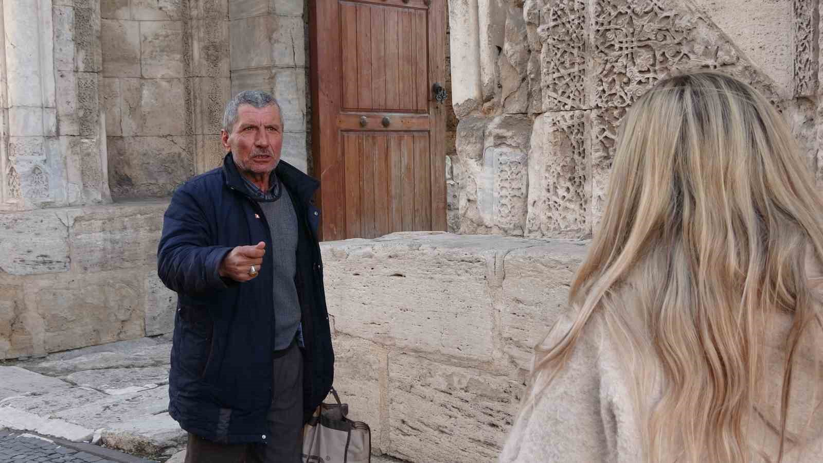 Hem seyyar satıcılık yapıyor, hem de gönüllü rehberlik hizmeti veriyor
