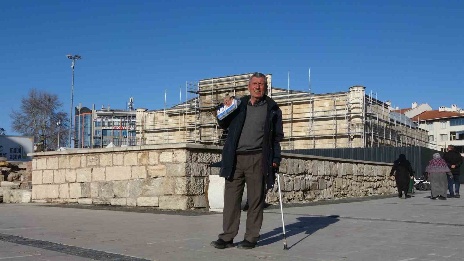 Hem seyyar satıcılık yapıyor, hem de gönüllü rehberlik hizmeti veriyor
