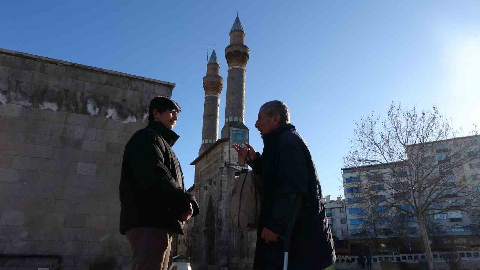 Hem seyyar satıcılık yapıyor, hem de gönüllü rehberlik hizmeti veriyor
