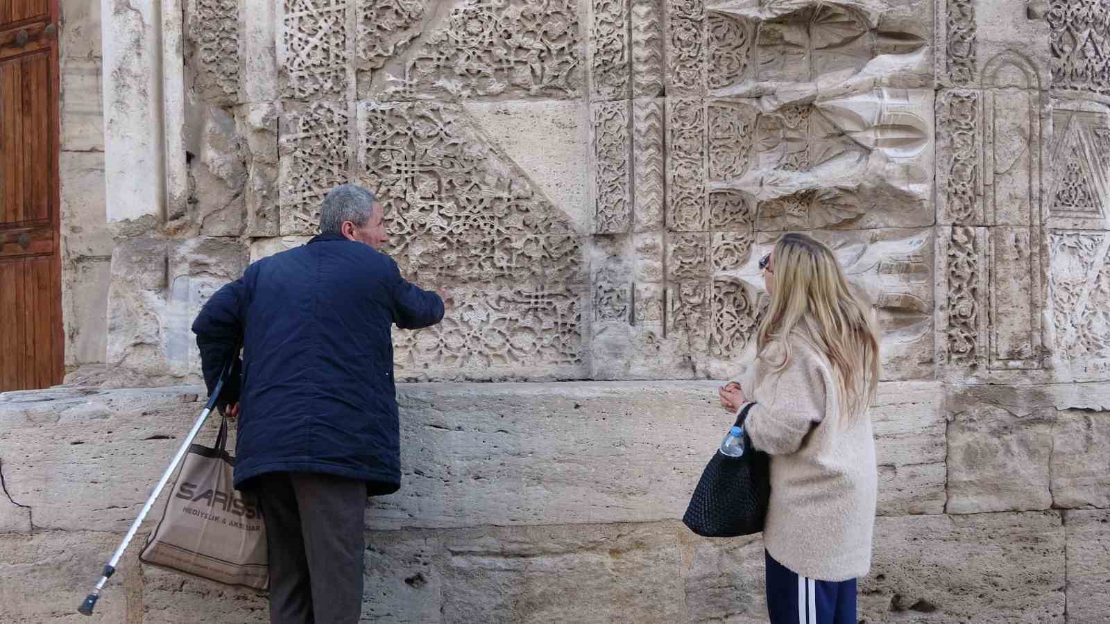 Hem seyyar satıcılık yapıyor, hem de gönüllü rehberlik hizmeti veriyor
