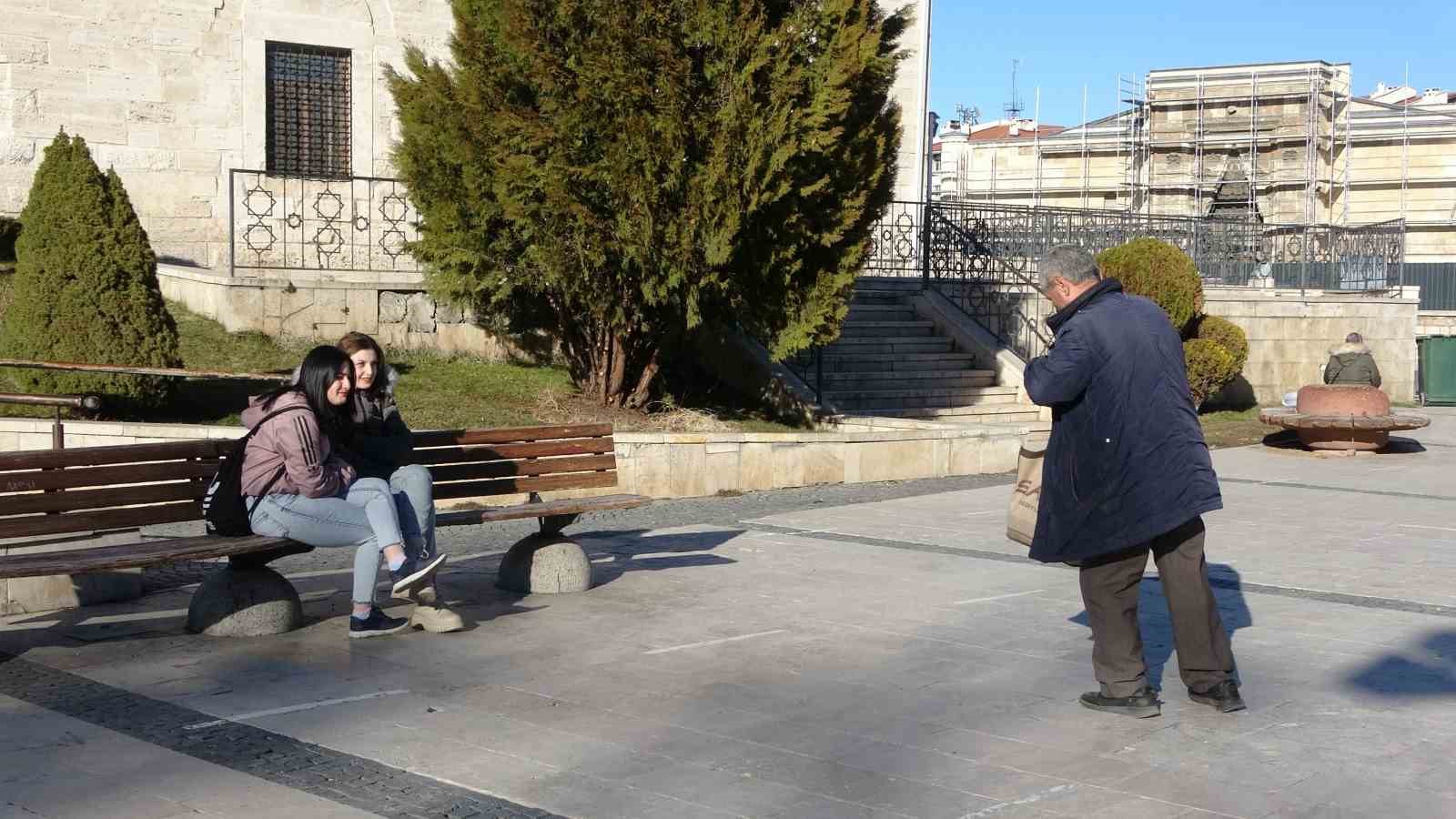 Hem seyyar satıcılık yapıyor, hem de gönüllü rehberlik hizmeti veriyor
