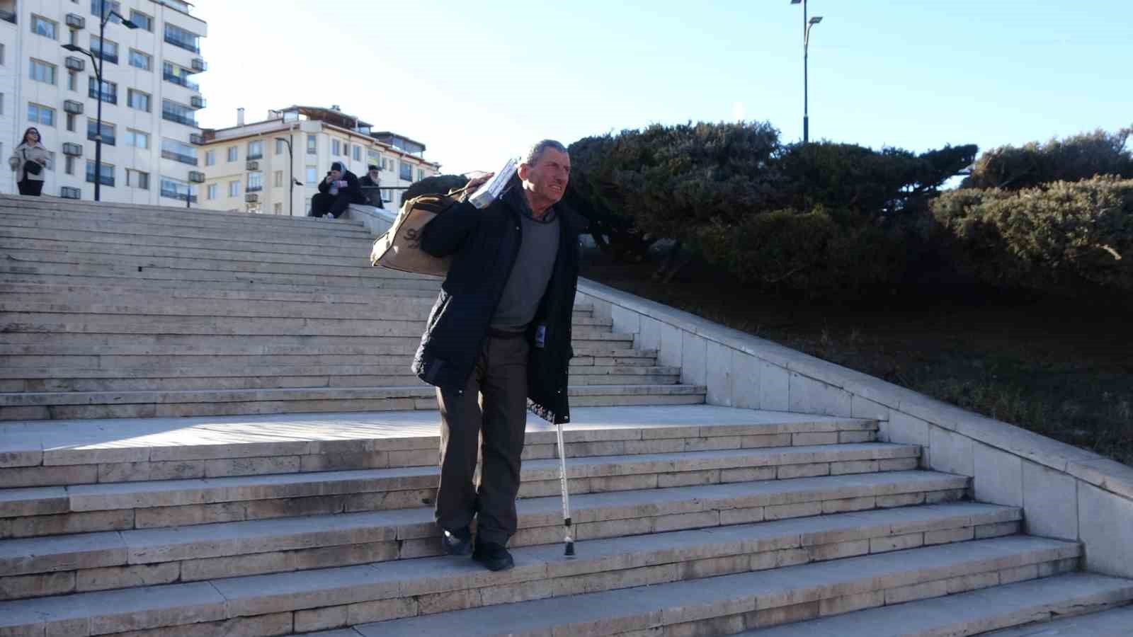 Hem seyyar satıcılık yapıyor, hem de gönüllü rehberlik hizmeti veriyor
