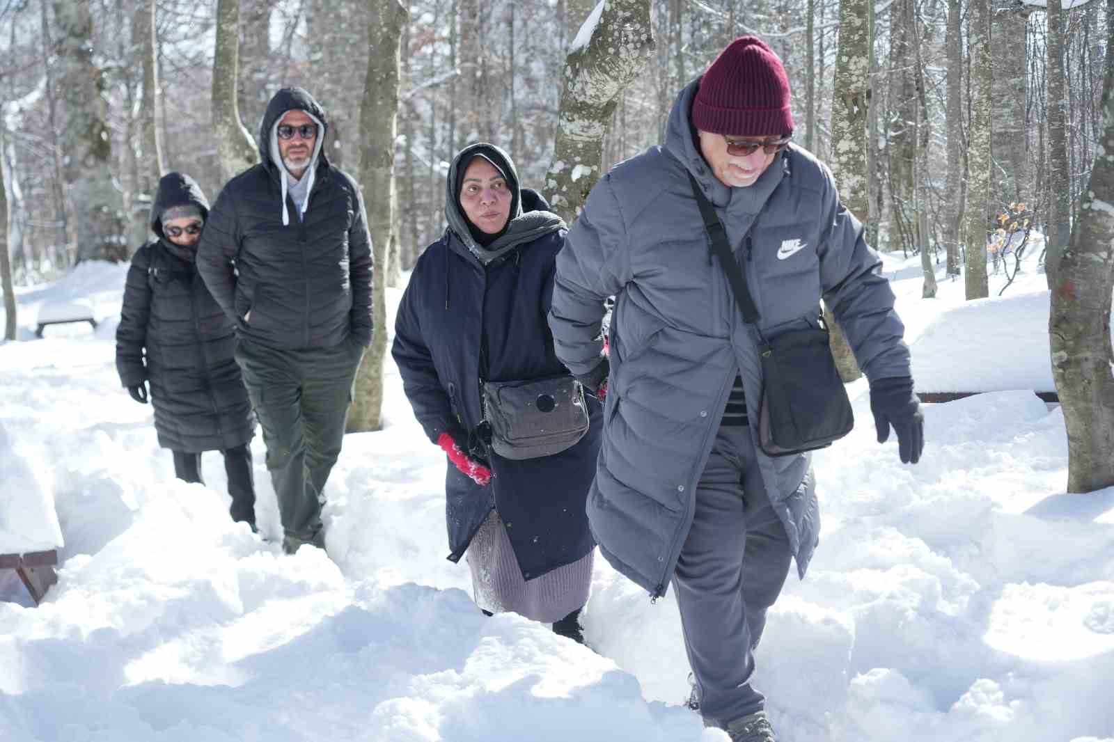 Hem teleferiğe bindiler hem de bembeyaz örtü üstünde kar topu savaşı yaptılar
