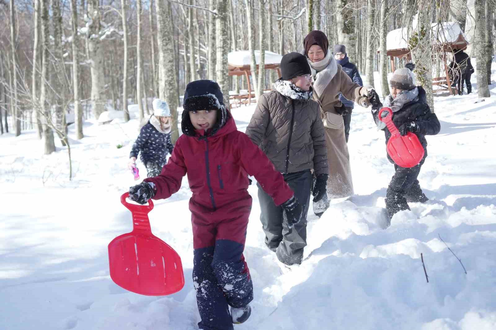 Hem teleferiğe bindiler hem de bembeyaz örtü üstünde kar topu savaşı yaptılar
