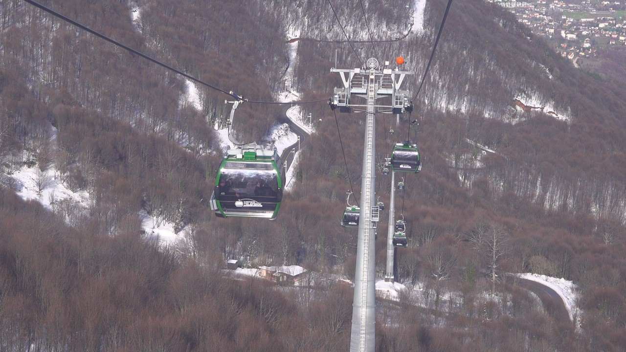 Hem teleferiğe bindiler hem de bembeyaz örtü üstünde kar topu savaşı yaptılar
