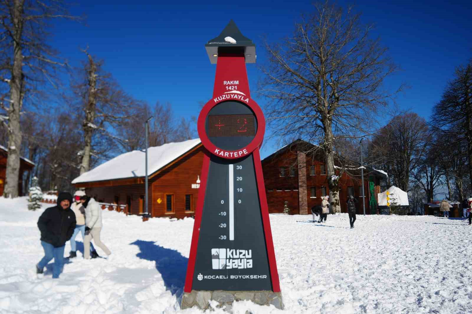 Hem teleferiğe bindiler hem de bembeyaz örtü üstünde kar topu savaşı yaptılar
