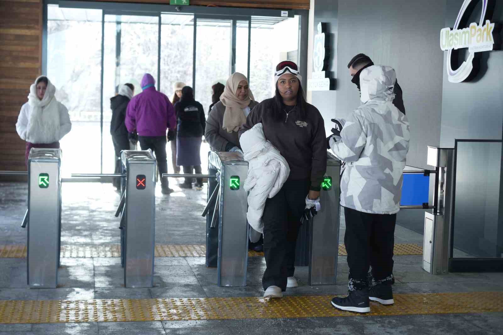 Hem teleferiğe bindiler hem de bembeyaz örtü üstünde kar topu savaşı yaptılar
