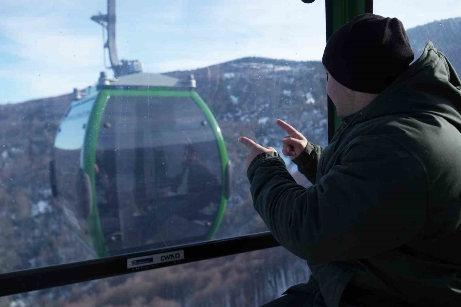 Hem teleferiğe bindiler hem de bembeyaz örtü üstünde kar topu savaşı yaptılar
