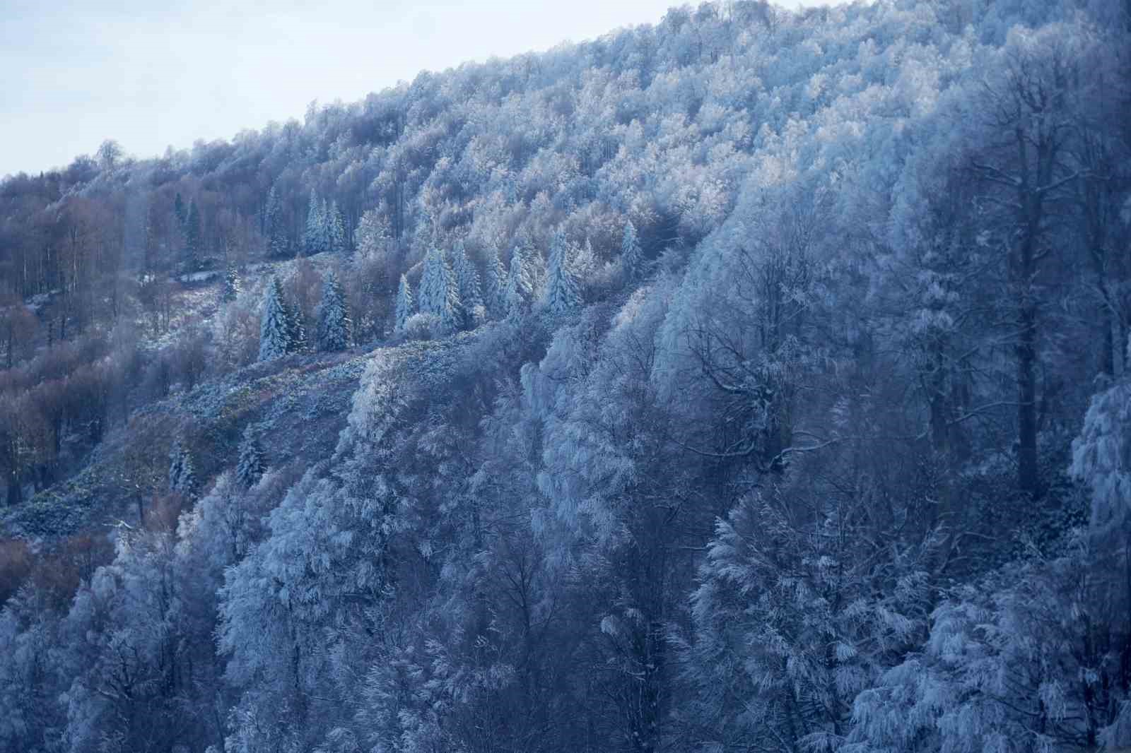 Hem teleferiğe bindiler hem de bembeyaz örtü üstünde kar topu savaşı yaptılar
