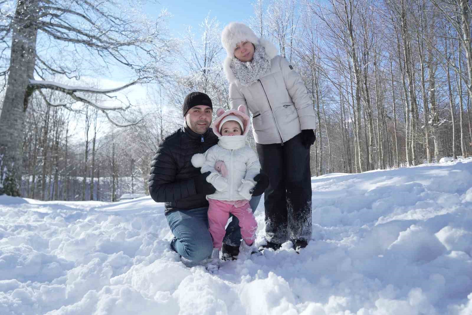 Hem teleferiğe bindiler hem de bembeyaz örtü üstünde kar topu savaşı yaptılar
